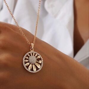 LAST ONE🔥 Flower Necklace | 18k Gold Plated | Luxury Jewelry